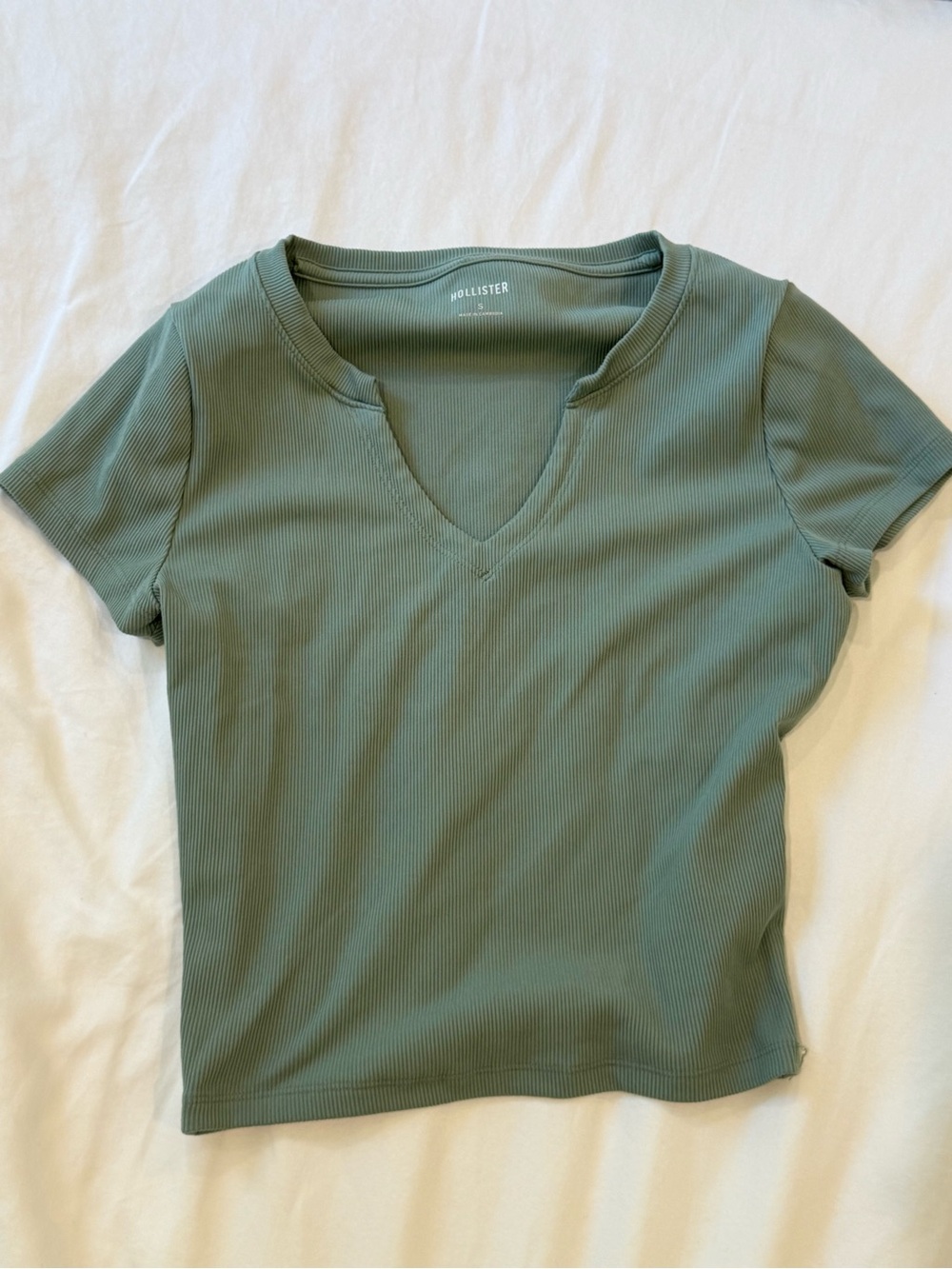 Hollister Ribbed V-Notch Short Sleeve Tee in Sage Green